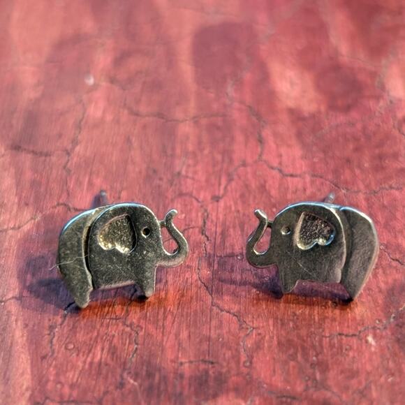 Marked 925 Sterling Silver Heart Ear Elephant Stud Earrings - Picture 3 of 3